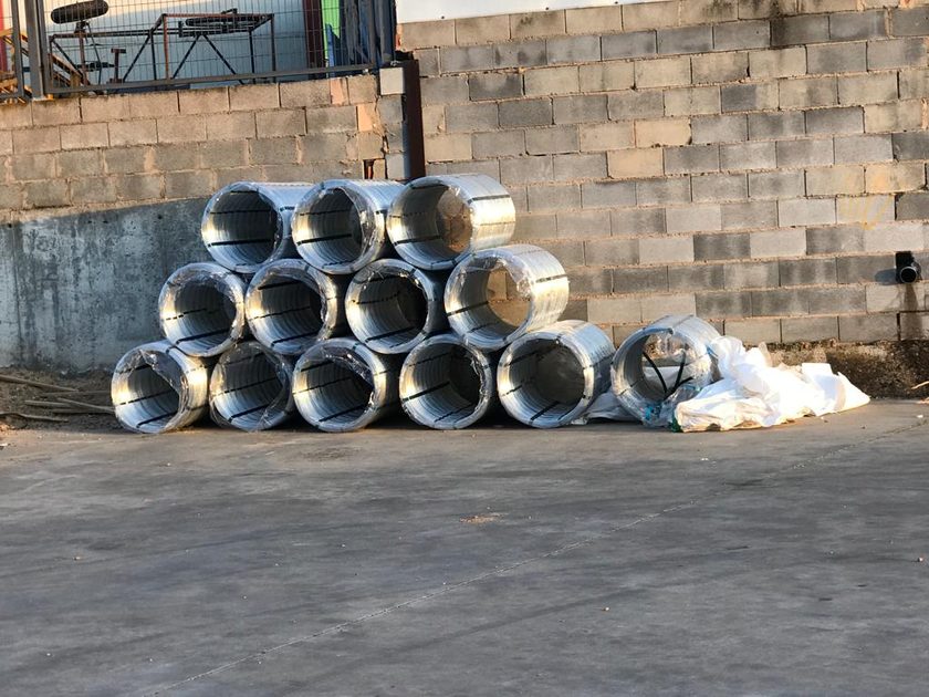 Rollos de alambre galvanizado preparados para el montaje de espalderas