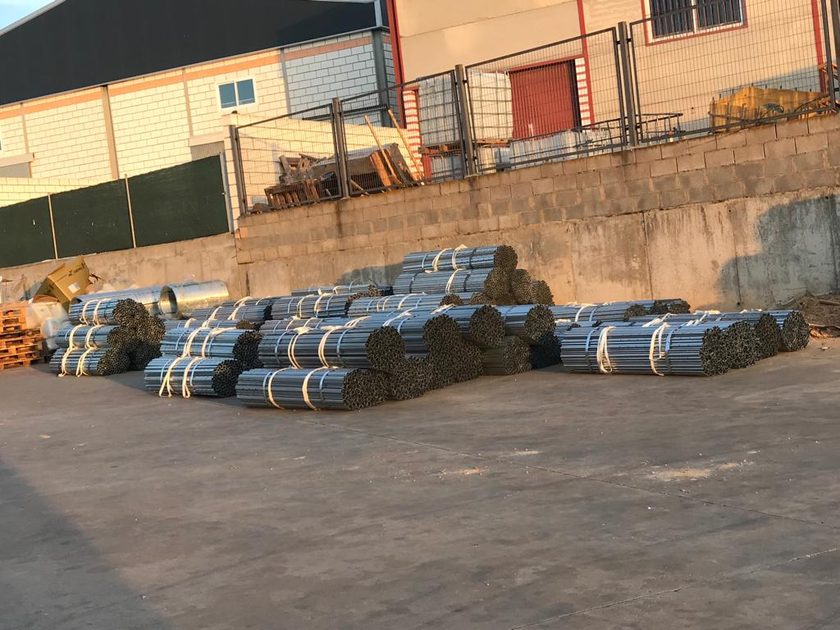 Rollos de alambre galvanizado y postes preparados en las instalaciones de la empresa